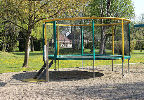 Trampoline camping dans le Jura