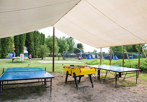 Tischtennis und Tischfußball auf dem Campingplatz Le Val d'Amour im Jura