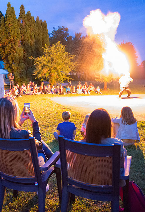 Feuerspucker auf dem Campingplatz im Jura