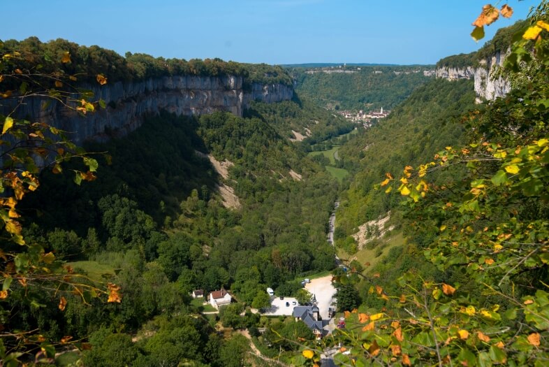 Baume-les-Messieurs, village de caractère à proximité du camping le Val d’Amour dans le Jura en région Bourgogne-Franche-Comté