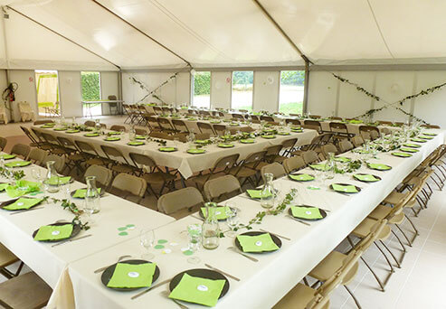 Tent versierd voor een bruiloft camping in Jura