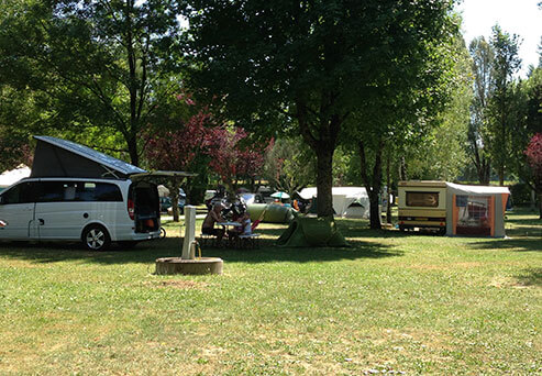 Emplacements ombragés pour caravane dans le Jura