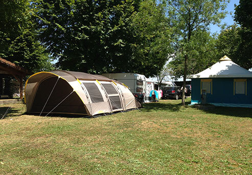 Schattige Stellplätze für Zelte im Jura