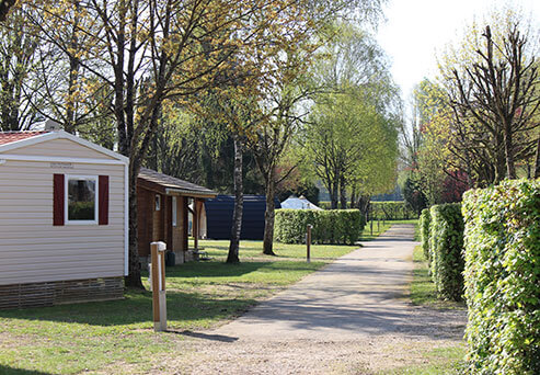 Accommodaties en staanplaatsen op een camping in Jura