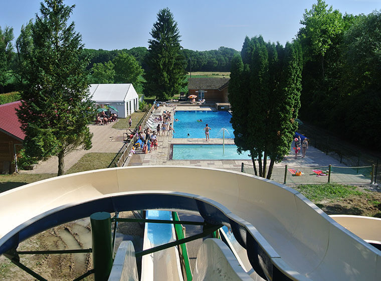 Espace aquatique avec toboggan camping dans le Jura