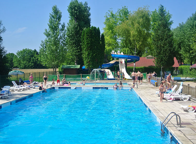 Espace aquatique avec toboggan camping dans le Jura