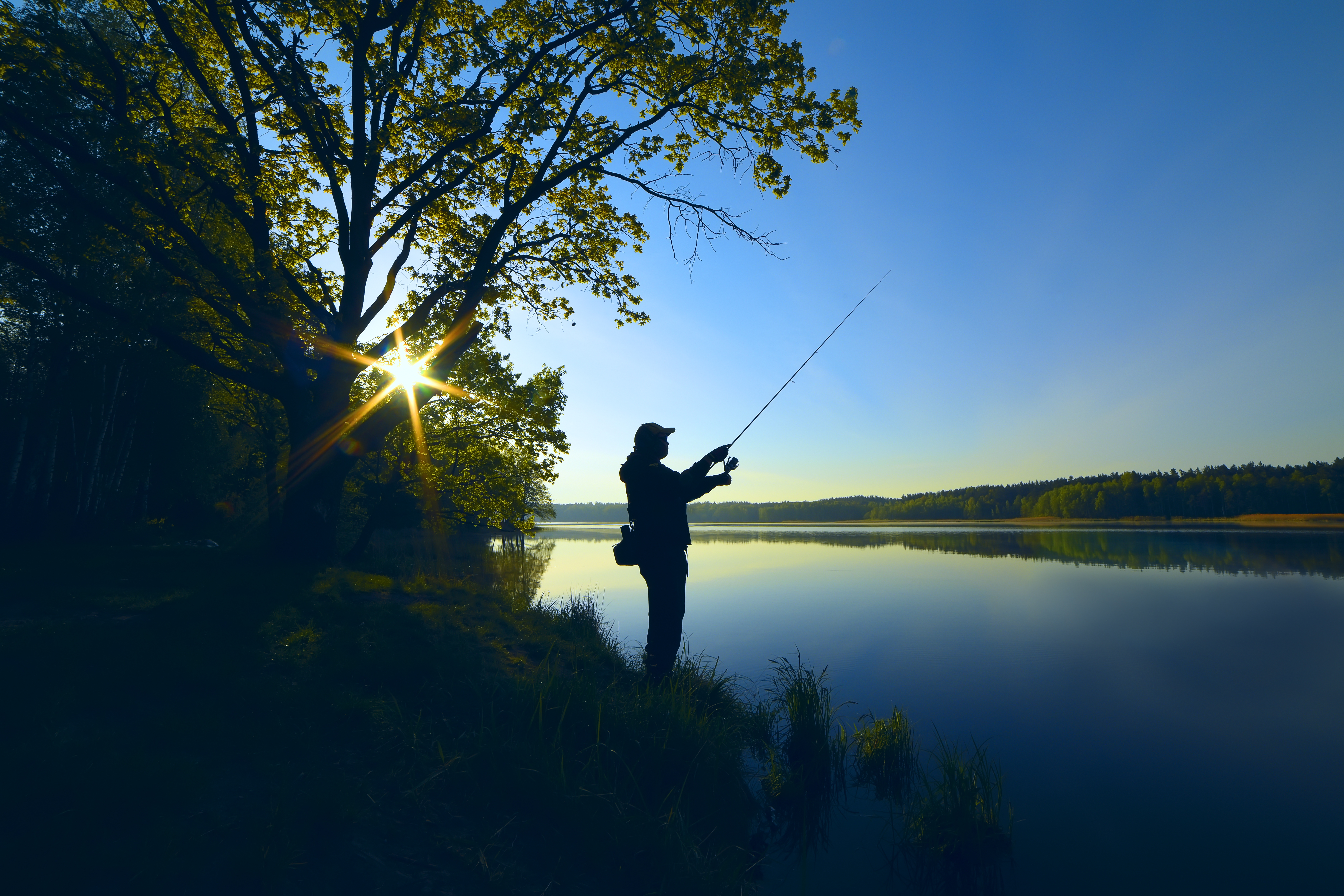 Fischen am Ufer der Loue im Jura