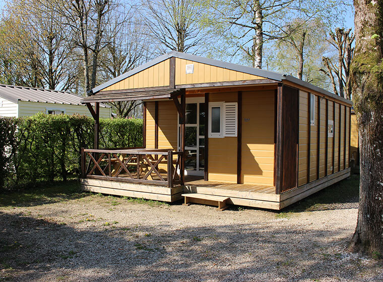 Vue extérieure chalet gitotel 5 personnes camping le Val d'Amour dans le Jura