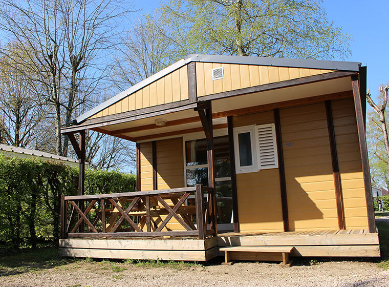 Vue extérieure chalet gitotel 5 personnes camping le Val d'Amour dans le Jura