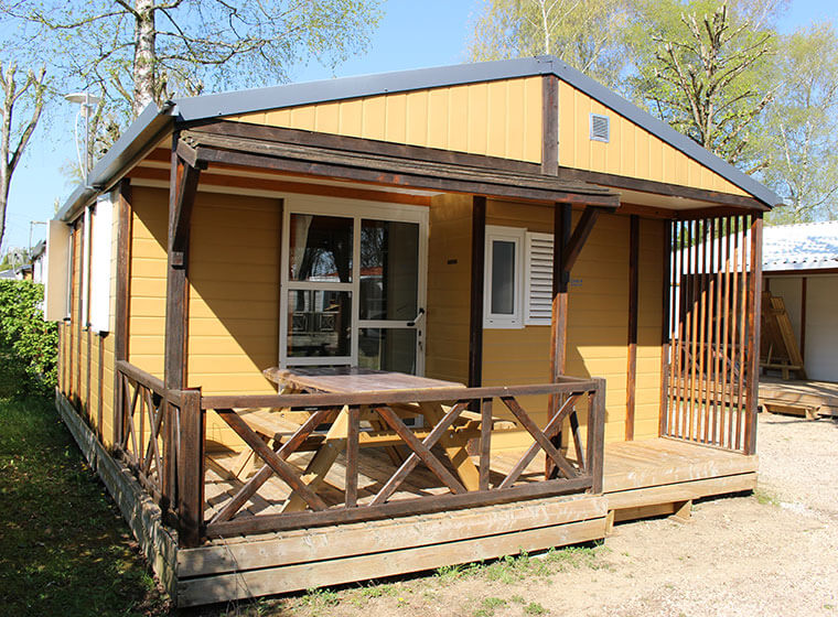 Vue extérieure chalet gitotel 5 personnes camping le Val d'Amour dans le Jura