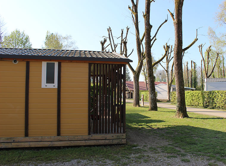 Vue extérieure chalet gitotel 5 personnes camping le Val d'Amour dans le Jura