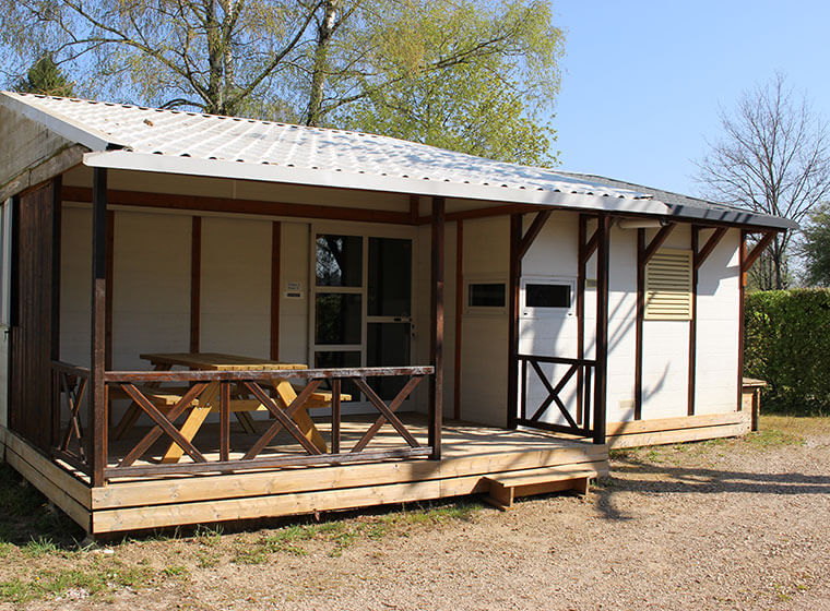 Vue extérieure chalet gitotel 6 personnes camping le Val d'Amour dans le Jura