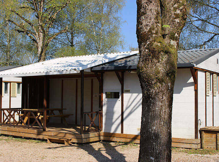 Vue extérieure chalet gitotel 6 personnes camping le Val d'Amour dans le Jura