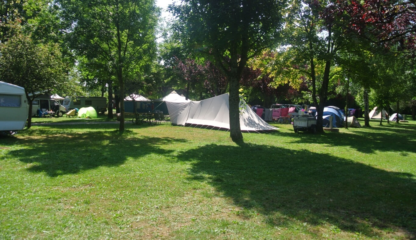 Emplacements camping dans le Jura pour tente, caravane et camping-car du Camping le Val d'Amour