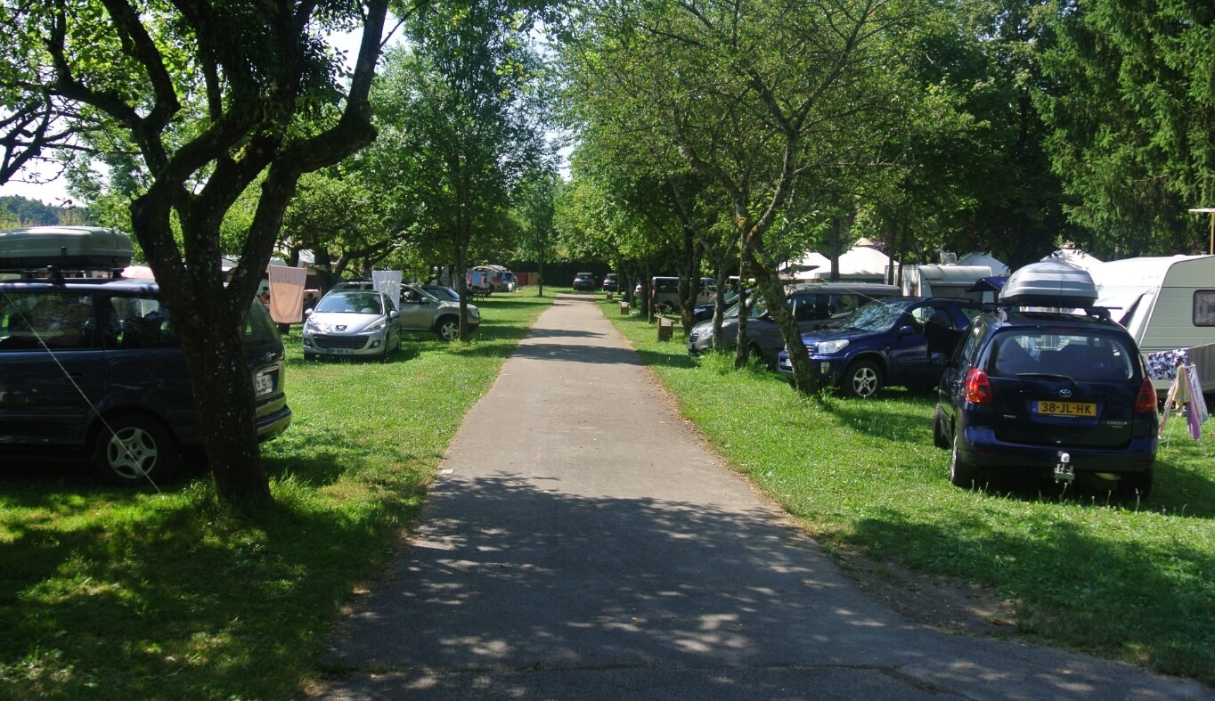 Allée des emplacements camping dans le Jura pour caravane et camping-car du Camping le Val d'Amour