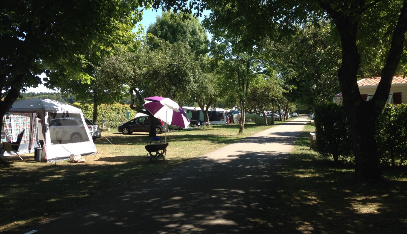 Emplacements ombragés du Camping le Val d'Amour dans le Jura pour tente