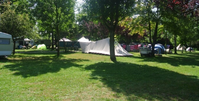 Les emplacements camping du camping 3 étoiles dans le Jura le Val d’Amour près de Dôle