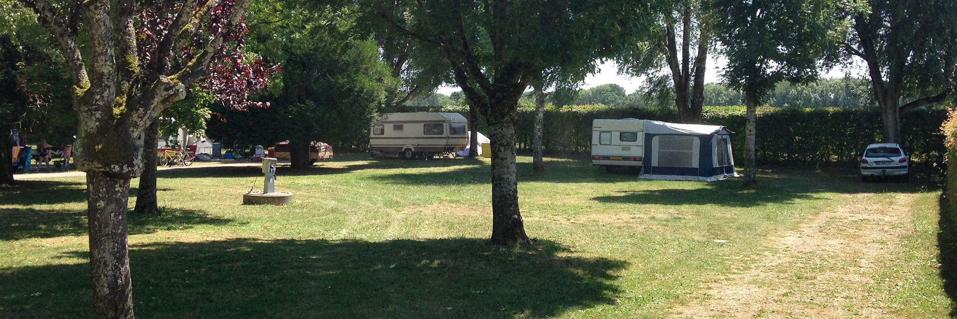 Emplacements ombragés pour camping-cariste dans le Jura