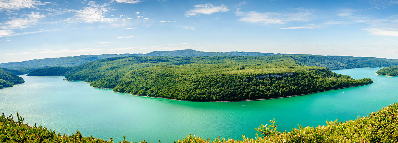 Lac de Vouglan dans le Juras