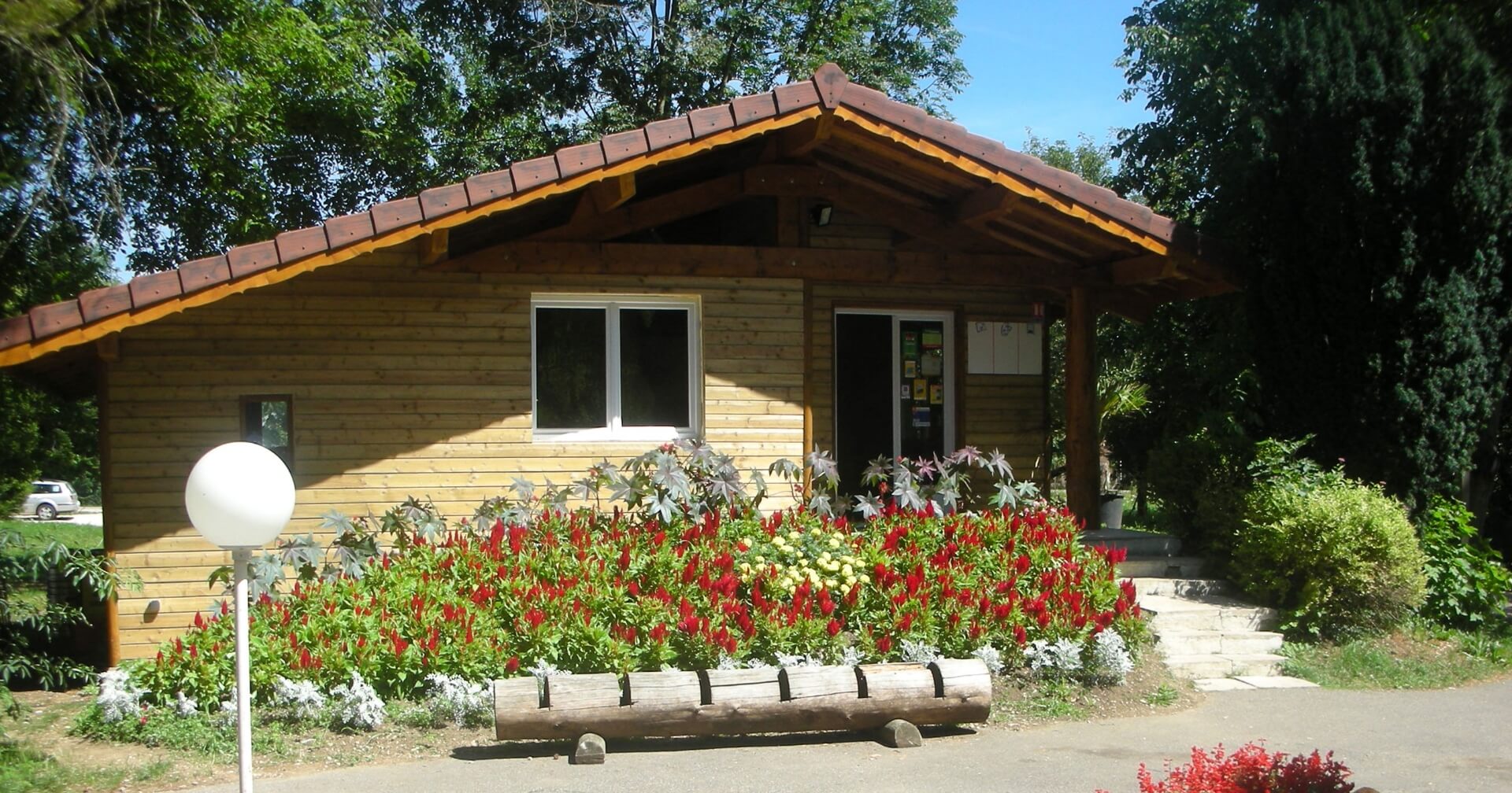 Vue de l’accueil du camping le Val d’Amour, camping Jura 3 étoiles près de Dole et Arbois