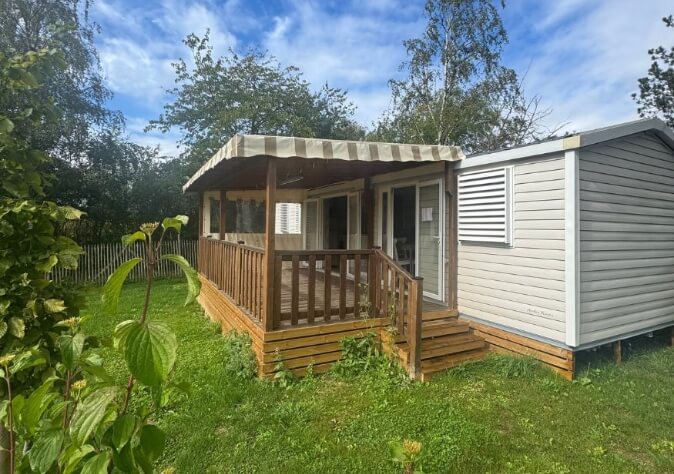 Location Mobil-homes avec sanitaires 2 à 3 chambres Apollon Riviera dans le Jura, au camping le Val d’Amour.