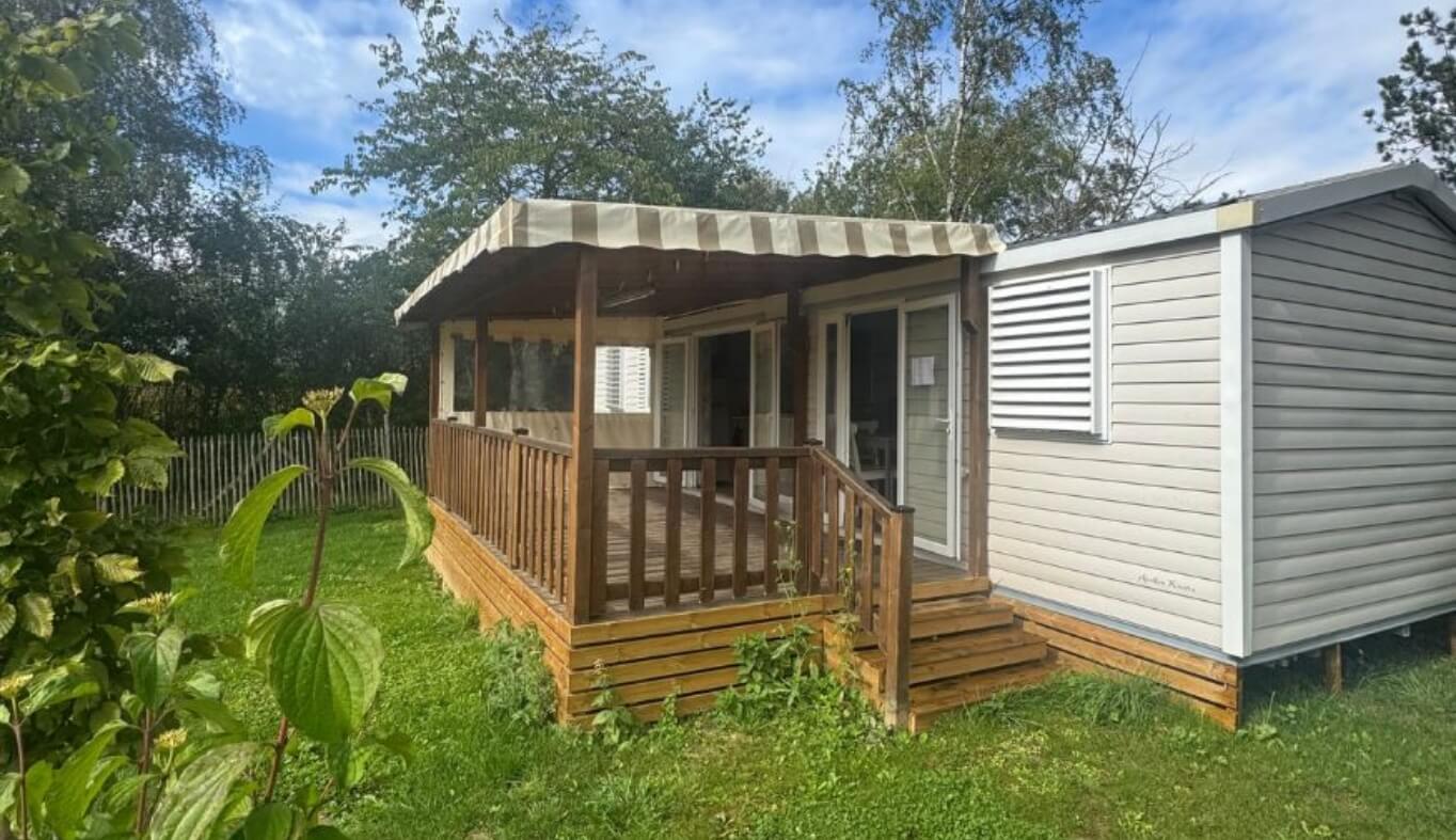 Location Mobil-homes avec sanitaires 2 à 3 chambres Apollon Riviera dans le Jura, au camping le Val d’Amour.