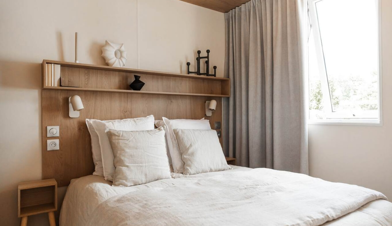 Chambre avec lit double du mobil-home Apollon Rivera dans le Jura en location au Camping le Val d’Amour près de Dôle