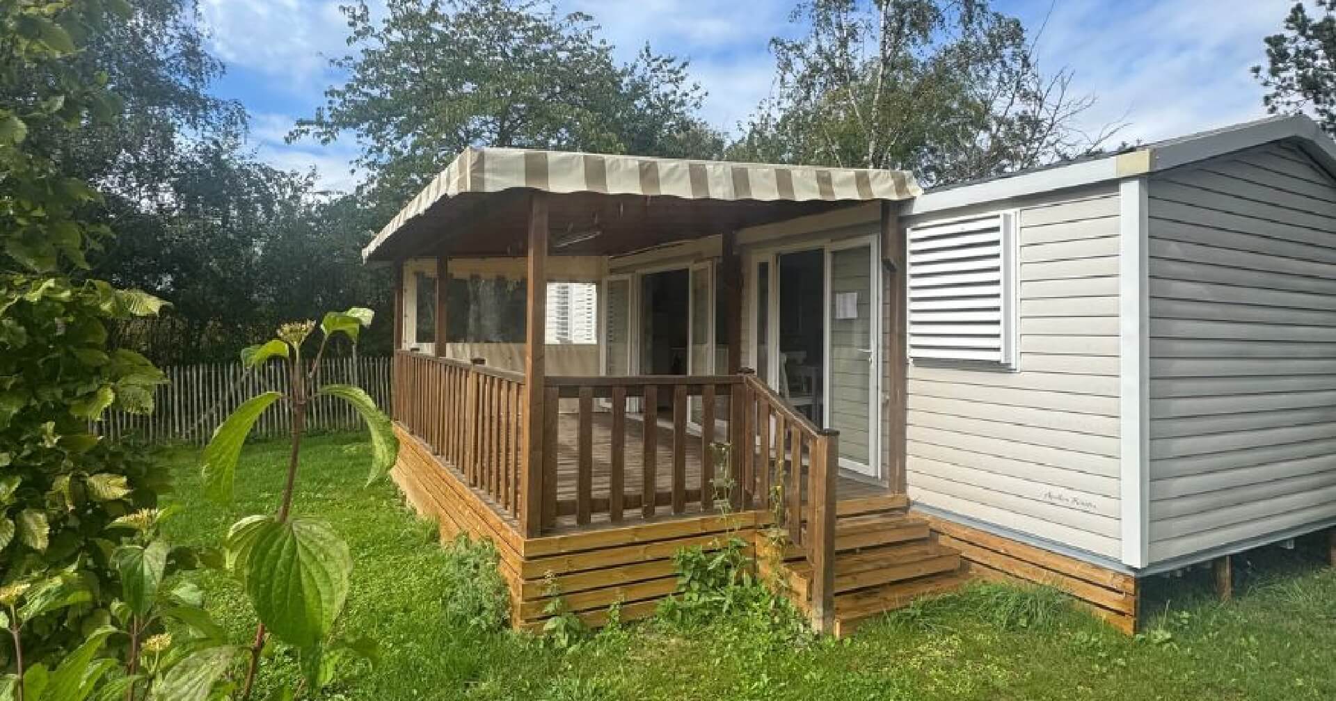 Vue de la location de mobil-home Apollon Rivera dans le Jura au Camping le Val d’Amour près de Dôle
