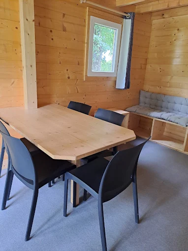Het interieur van de chalet-hut in de Jura met halfoverdekt terras, te huur op Camping le Val d'Amour in de buurt van Dôle