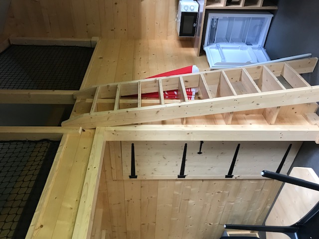 Het interieur van de chalet-hut in de Jura met halfoverdekt terras, te huur op Camping le Val d'Amour in de buurt van Dôle