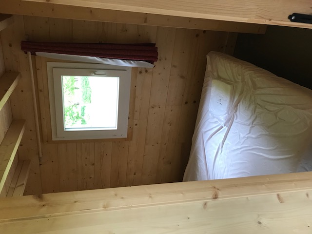 Het interieur van de chalet-hut in de Jura met halfoverdekt terras, te huur op Camping le Val d'Amour in de buurt van Dôle