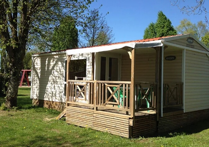 Location Mobil-homes avec sanitaires 2 à 3 chambres Loggia dans le Jura, au camping le Val d’Amour.