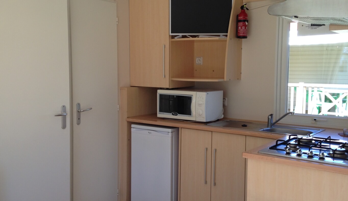 La cuisine du mobil-home Loggia dans le Jura en location au Camping le Val d’Amour