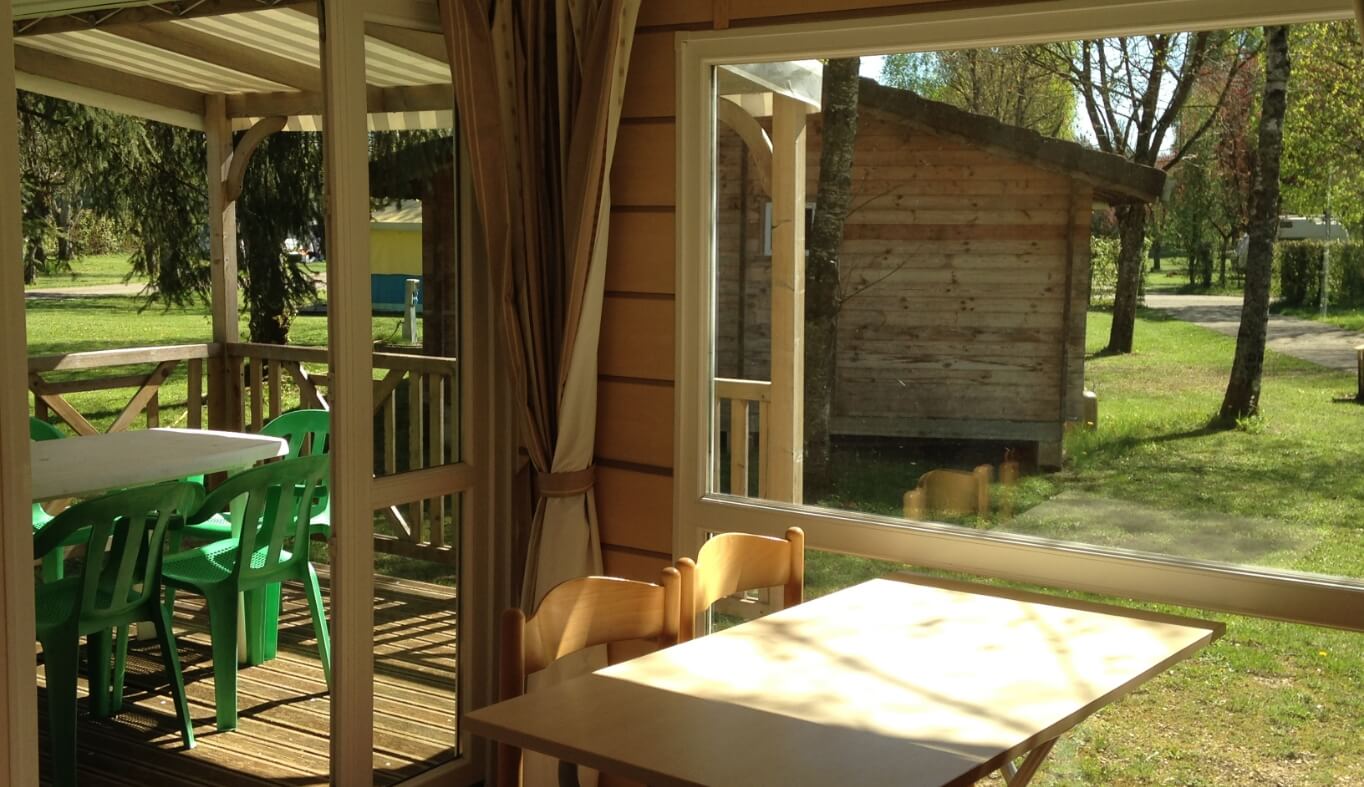 Terrasse du mobil-home Loggia dans le Jura en location au Camping le Val d’Amour