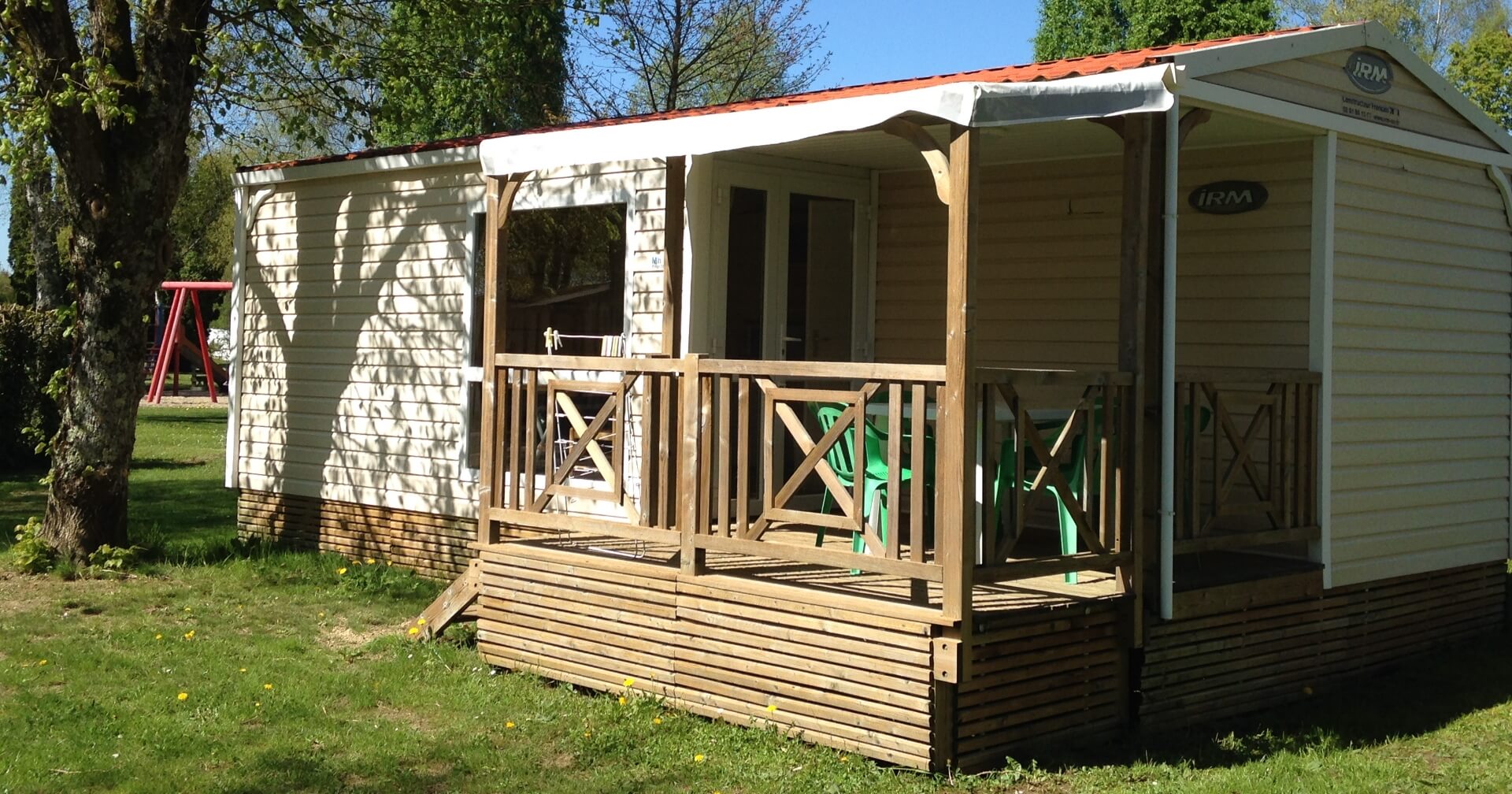 Vue de la location mobil-home Loggia dans le Jura au Camping le Val d’Amour