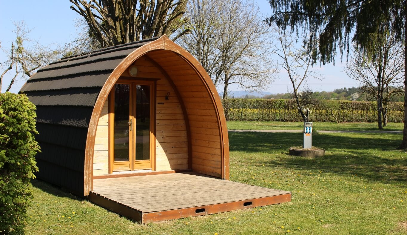 Vue extérieure de l’hébergement insolite dans le Jura Nid’Amour en location au Camping le Val d’Amour près de Dôle