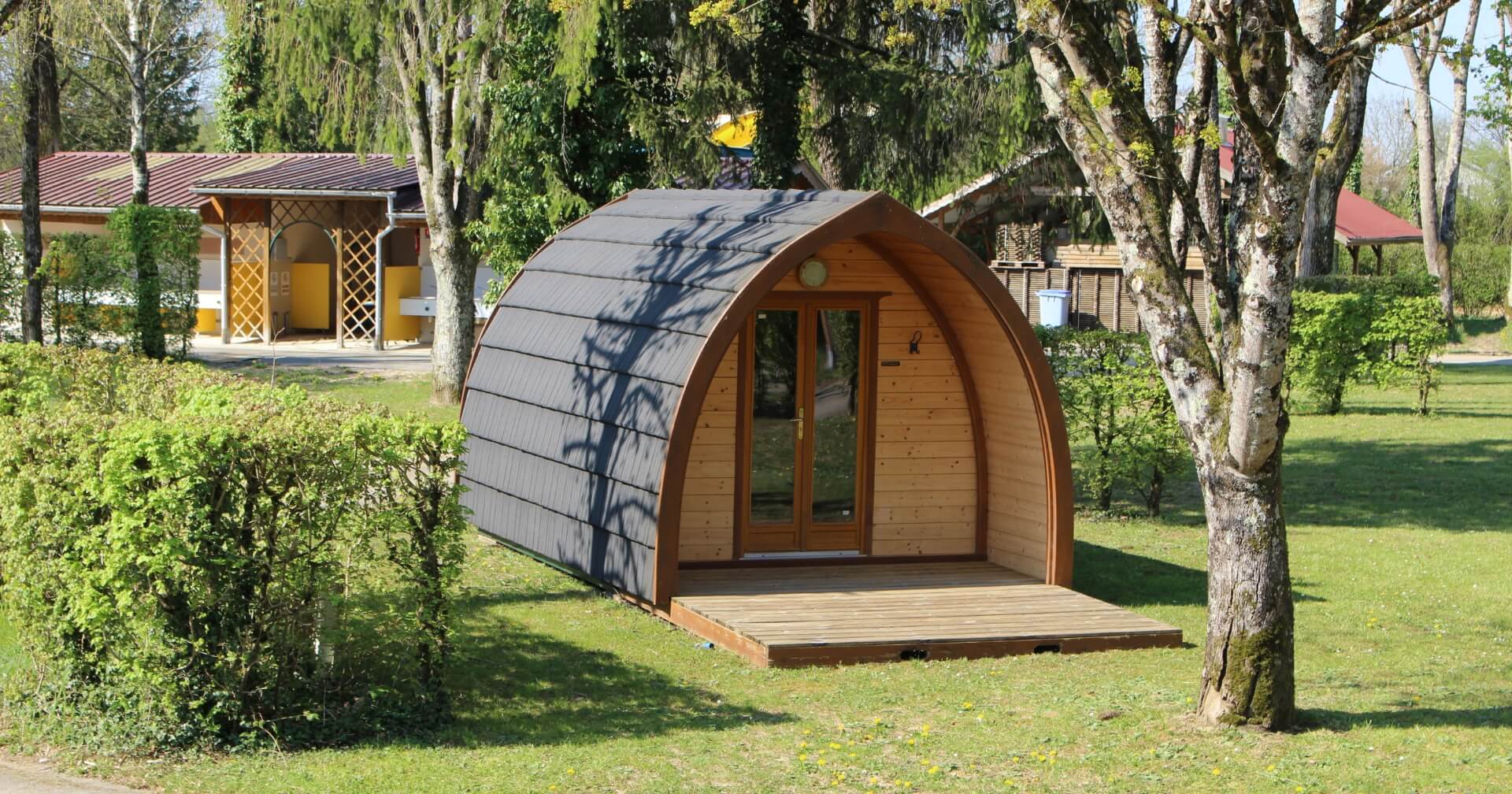 Location hébergement insolite dans le Jura Nid’Amour au Camping le Val d’Amour près de Dôle