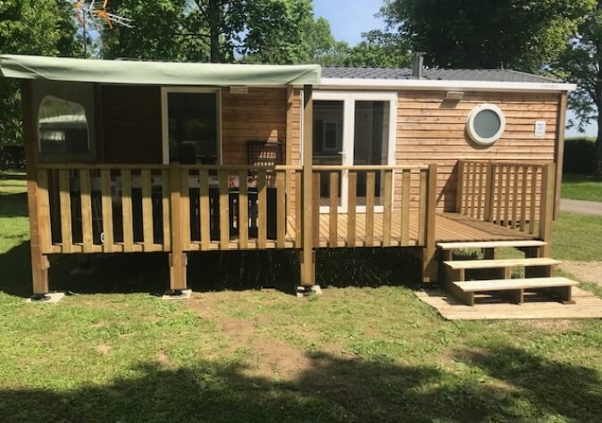 Location Mobil-homes avec sanitaires 2 à 3 chambres O’HARA 784 dans le Jura, au camping le Val d’Amour.