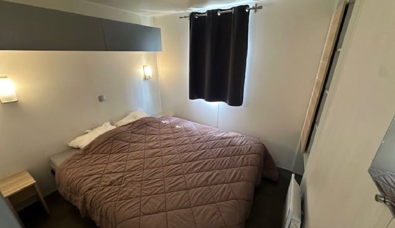 La chambre avec lit double du mobil-home O’hara 784 dans le Jura en location au Camping le Val d’Amour