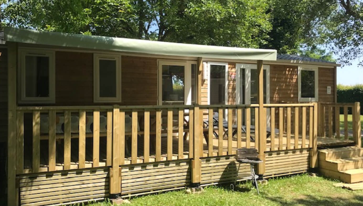 Location Mobil-homes avec sanitaires 2 à 3 chambres O’HARA 884 dans le Jura, au camping le Val d’Amour.