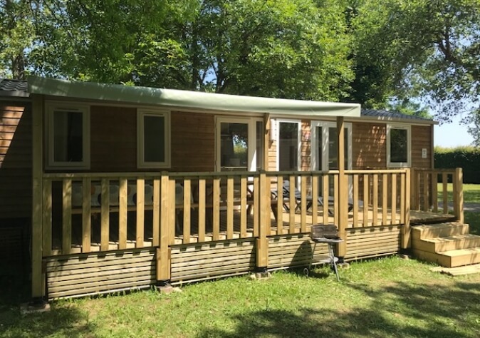 Location Mobil-homes avec sanitaires 2 à 3 chambres O’HARA 884 dans le Jura, au camping le Val d’Amour.