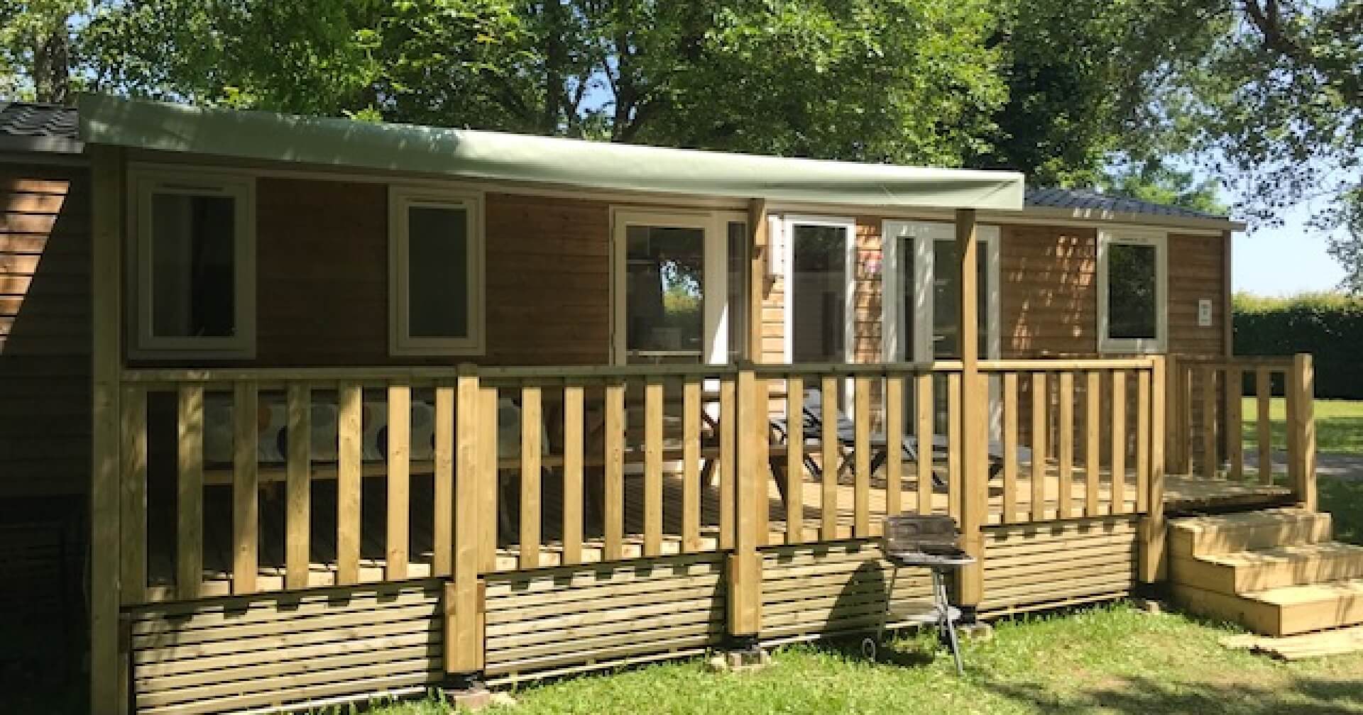 Vue de la location de mobil-home Super O’Hara 884 dans le Jura au Camping le Val d’Amour près de Dôle