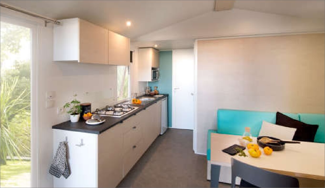 La cuisine du mobil-home Super Mercure dans le Jura à Ounans