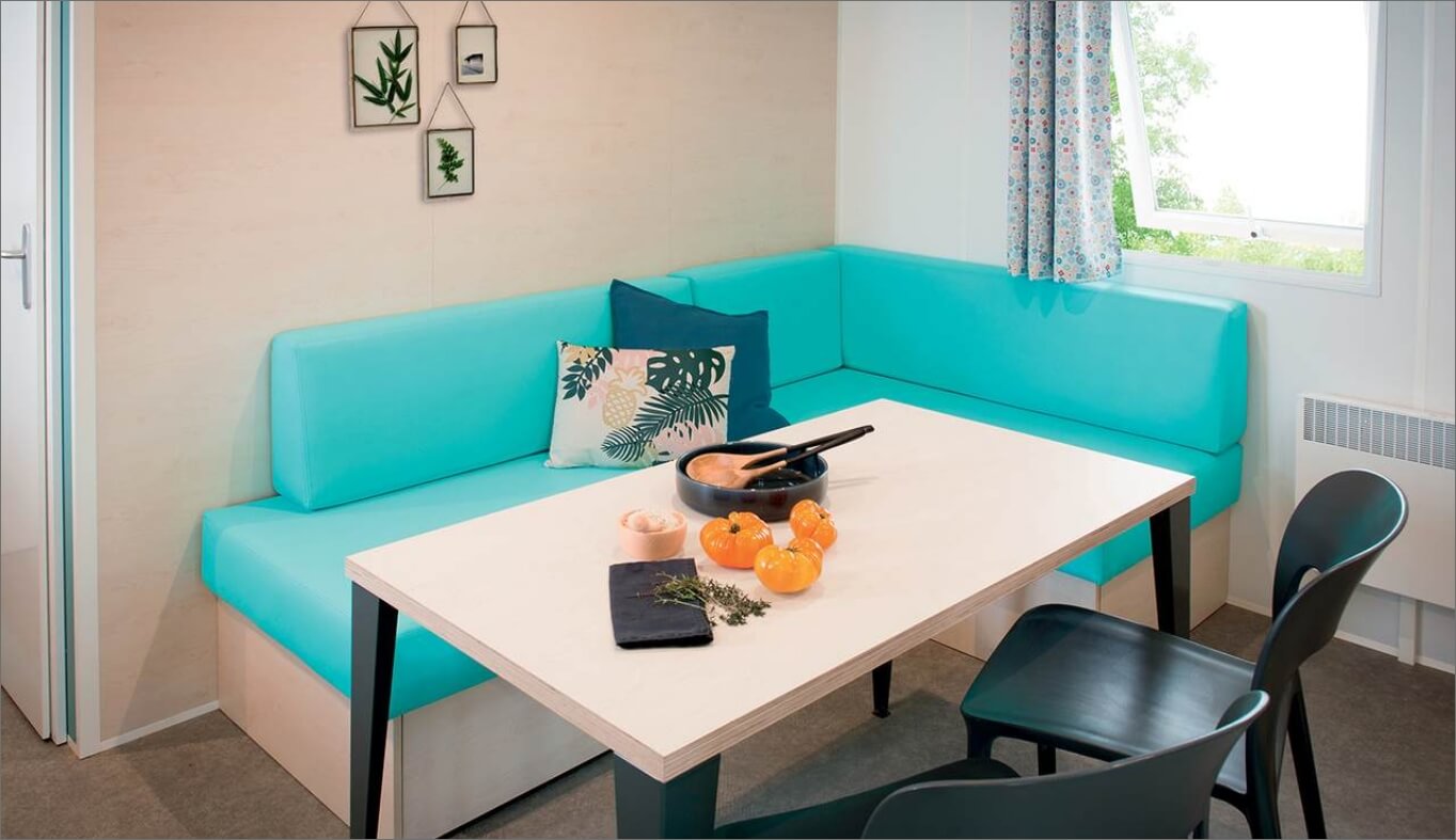 Coin repas du mobil-home Super Mercure dans le Jura à Ounans