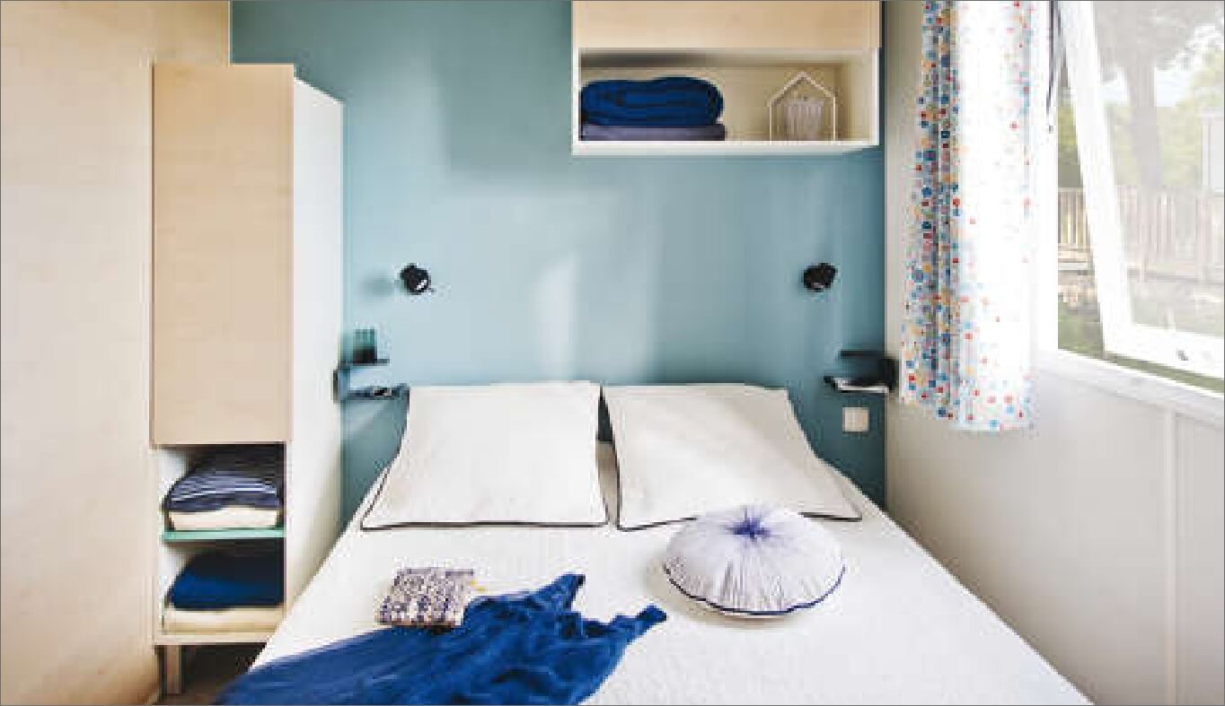 Chambre avec lit double du mobil-home Super Mercure dans le Jura à Ounans