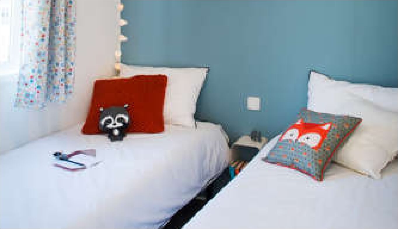 Chambre avec 2 lits simple du mobil-home Super Mercure dans le Jura à Ounans