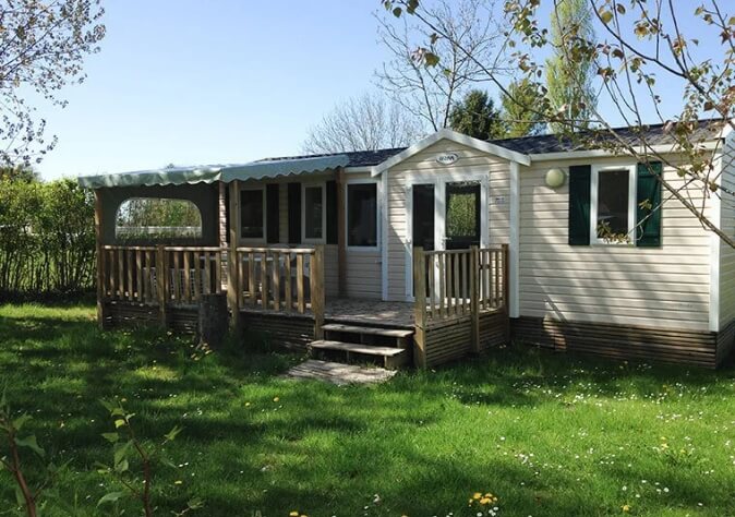 Location Mobil-homes avec sanitaires 2 à 3 chambres Super Octalia dans le Jura, au camping le Val d’Amour.