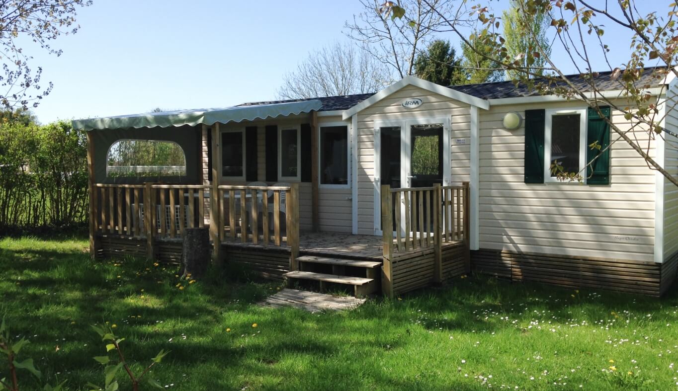 Vue de la location de mobil-home Super Octalia dans le Jura au Camping le Val d’Amour près de Dôle