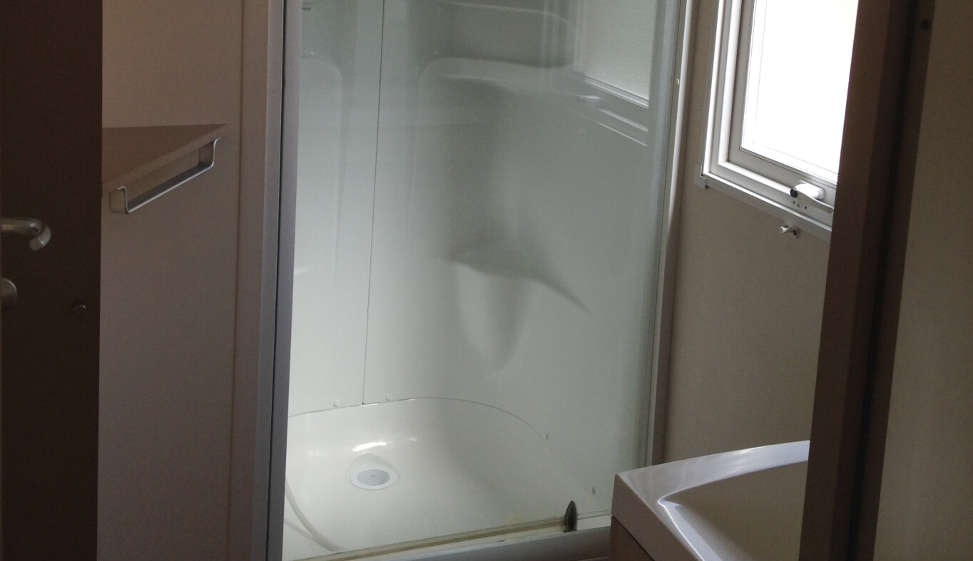 Salle d’eau du mobil-home Super Octalia dans le Jura en location au Camping le Val d’Amour près de Dôle