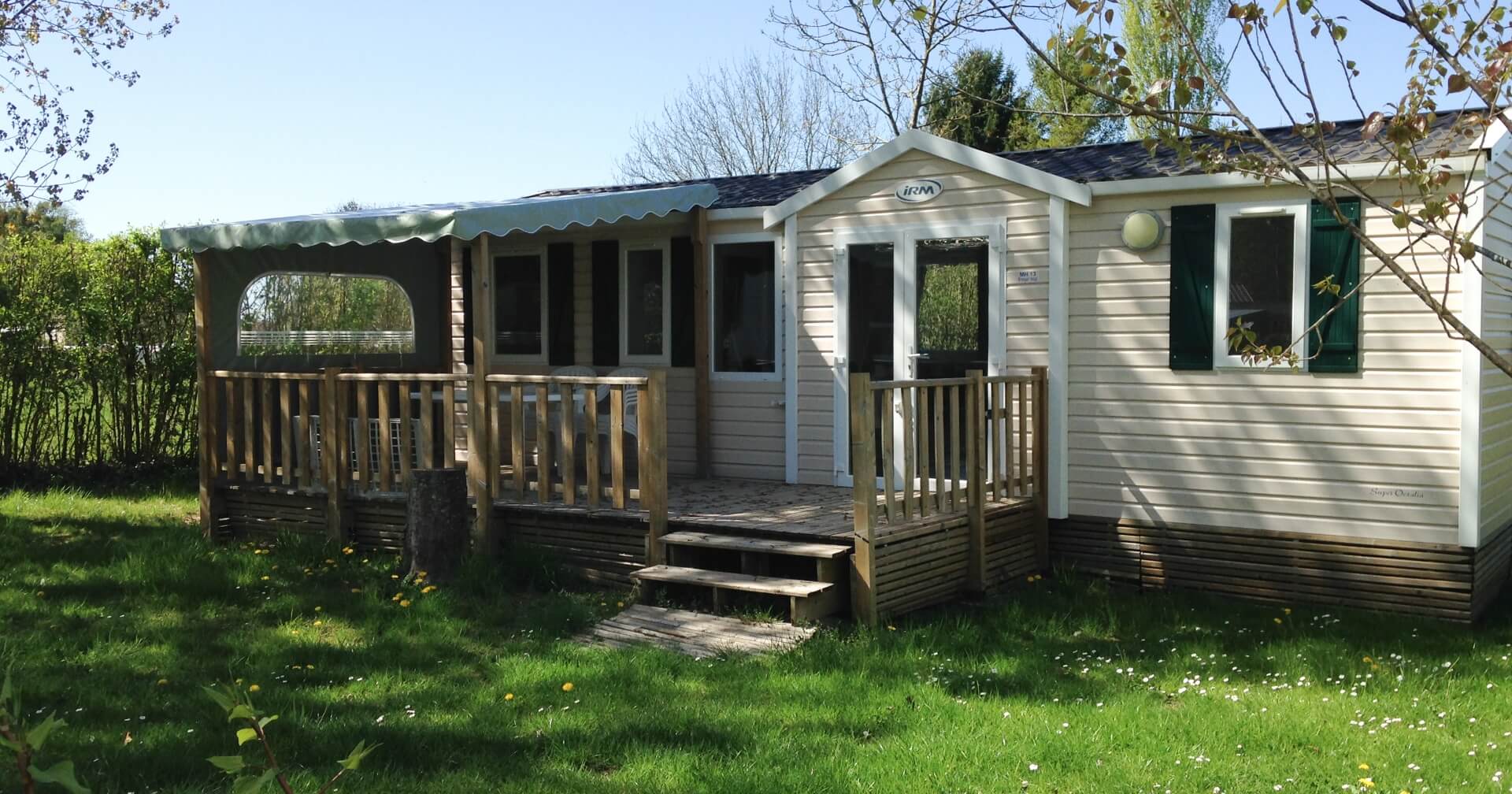 Vue du mobil-home Super Octalia dans le Jura à Ounans